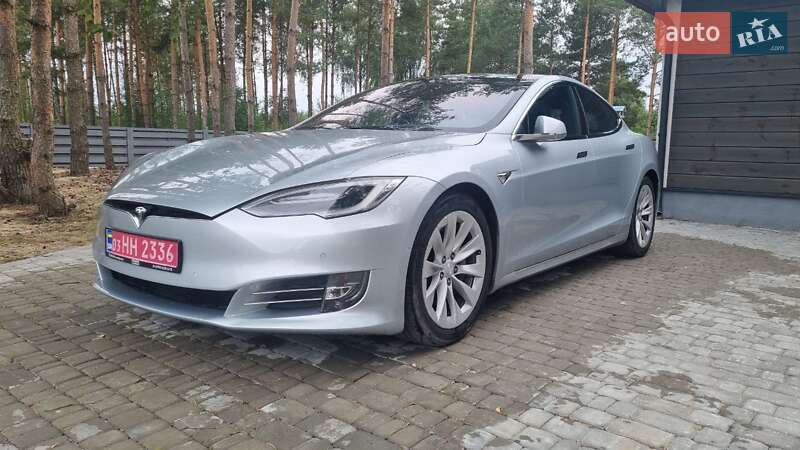 Лифтбек Tesla Model S 2016 в Луцке