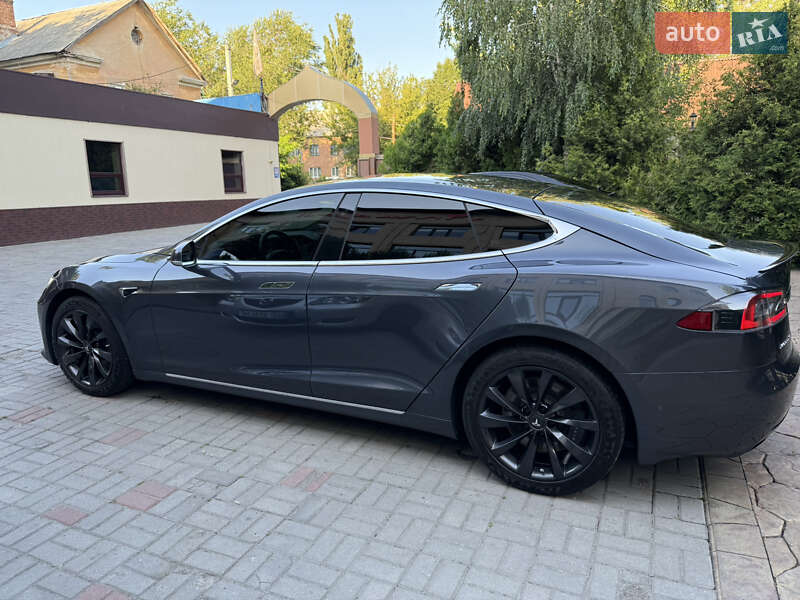 Лифтбек Tesla Model S 2018 в Днепре