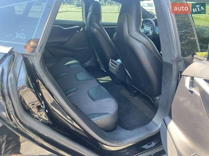 Лифтбек Tesla Model S 2016 в Киеве