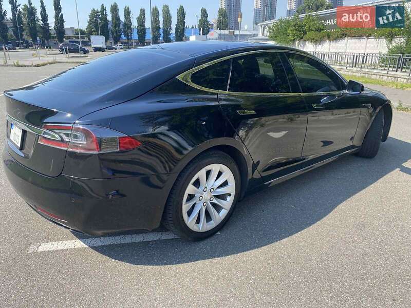 Лифтбек Tesla Model S 2016 в Киеве