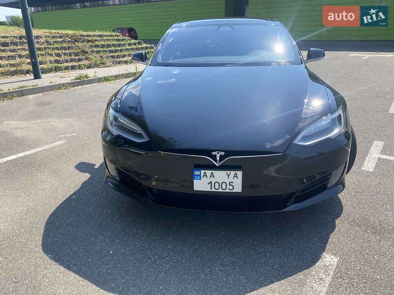 Лифтбек Tesla Model S 2016 в Киеве