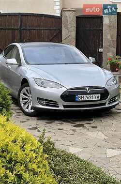 Лифтбек Tesla Model S 2015 в 