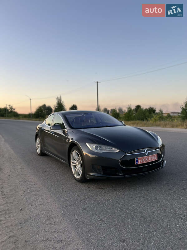 Лифтбек Tesla Model S 2015 в 