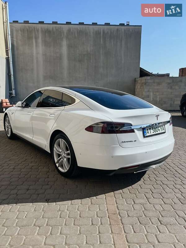 Ліфтбек Tesla Model S 2015 в Івано-Франківську