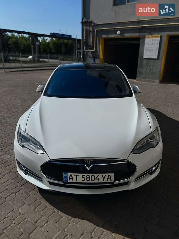 Ліфтбек Tesla Model S 2015 в Івано-Франківську