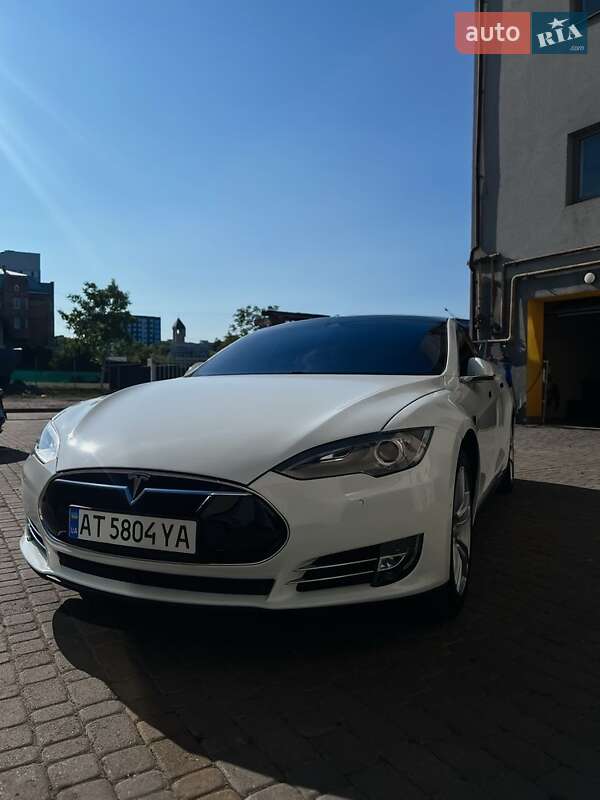 Ліфтбек Tesla Model S 2015 в Івано-Франківську