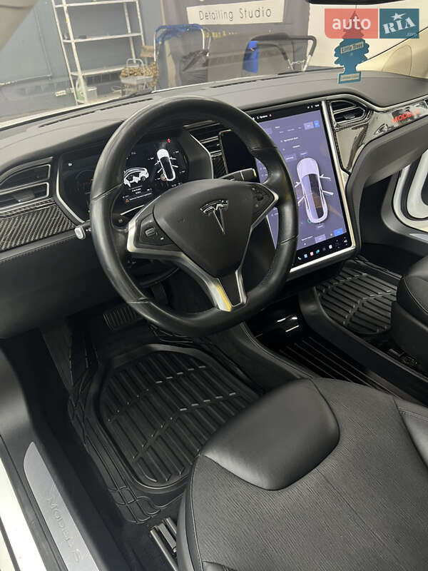Ліфтбек Tesla Model S 2015 в Івано-Франківську