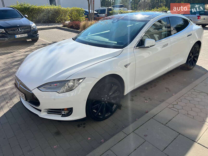 Ліфтбек Tesla Model S 2015 в Києві