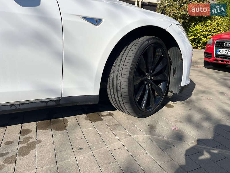 Лифтбек Tesla Model S 2015 в Киеве фото 12 Лифтбек Tesla Model S 2015 в Киеве