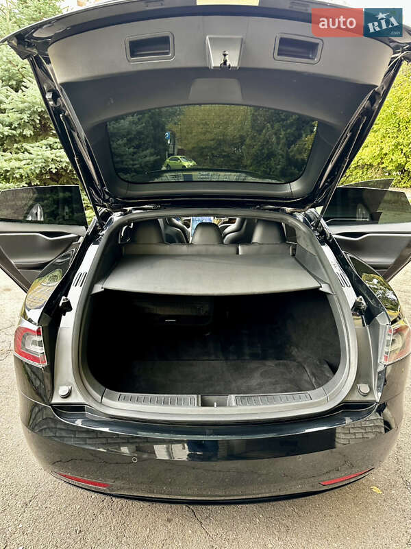 Ліфтбек Tesla Model S 2016 в Львові