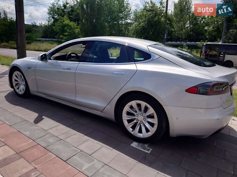 Лифтбек Tesla Model S 2016 в Луцке