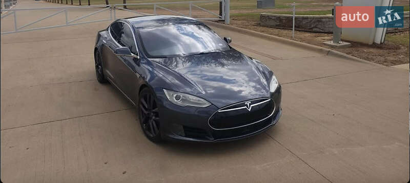 Лифтбек Tesla Model S 2015 в 