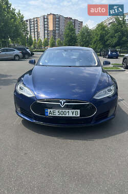 Лифтбек Tesla Model S 2015 в 