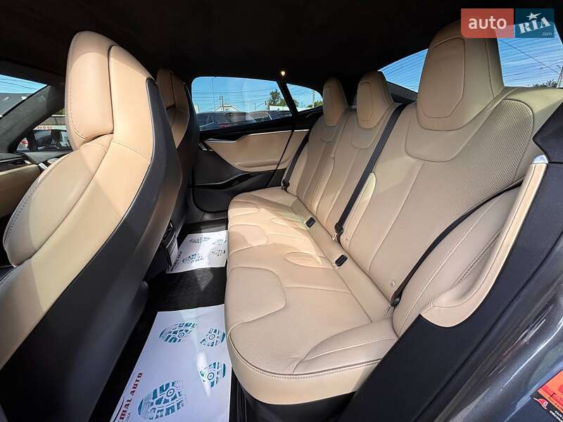 Ліфтбек Tesla Model S 2017 в Львові
