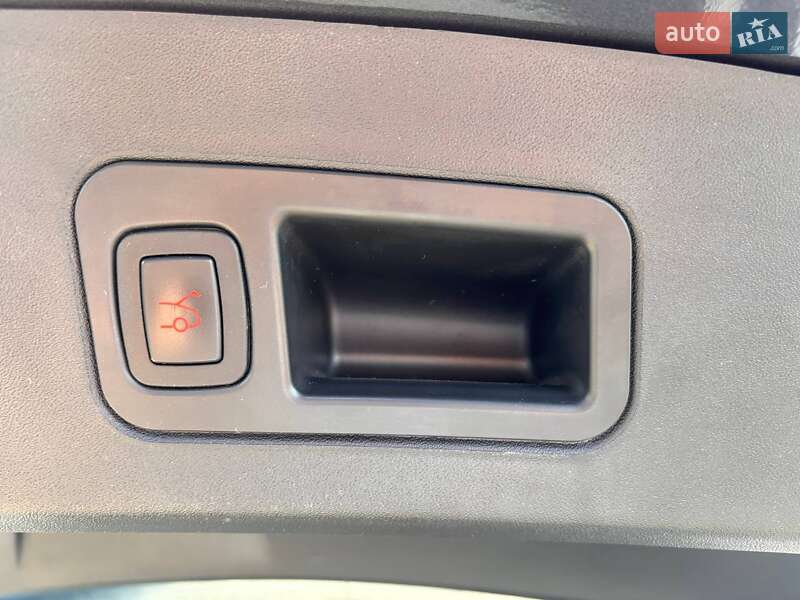 Ліфтбек Tesla Model S 2017 в Львові