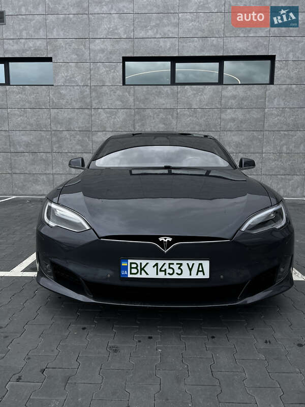 Ліфтбек Tesla Model S 2016 в Сарнах