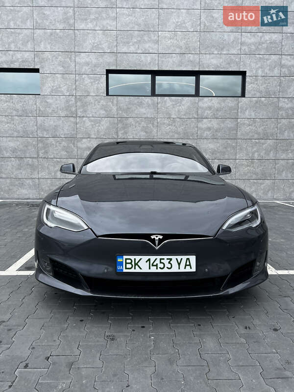Ліфтбек Tesla Model S 2016 в Сарнах