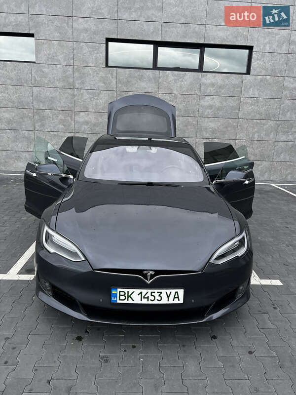Ліфтбек Tesla Model S 2016 в Сарнах