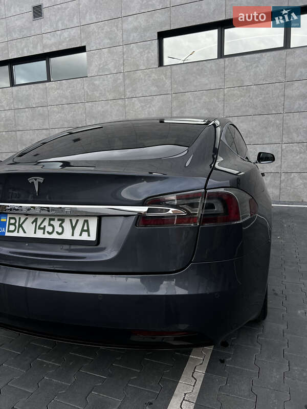 Ліфтбек Tesla Model S 2016 в Сарнах