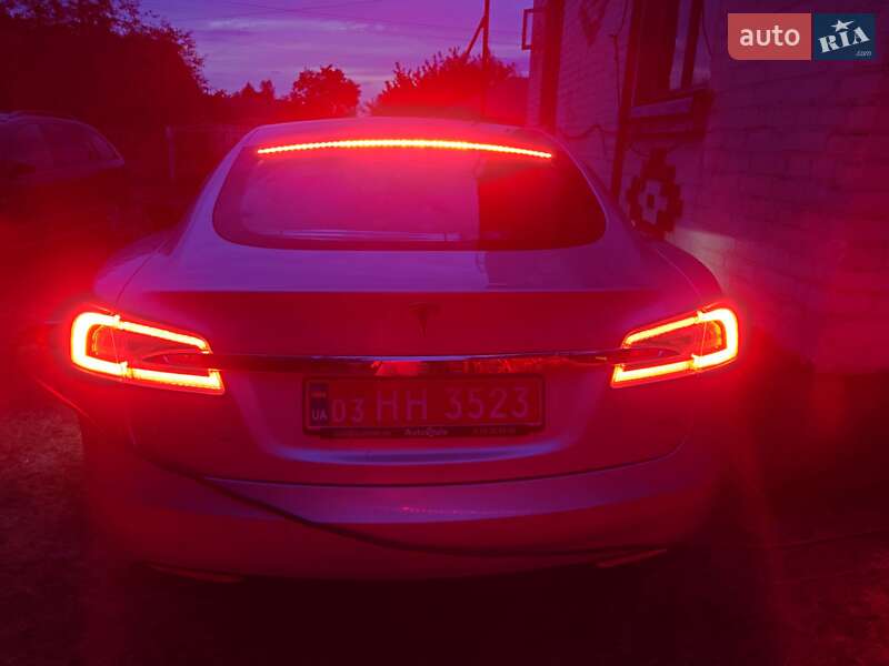 Лифтбек Tesla Model S 2016 в Луцке