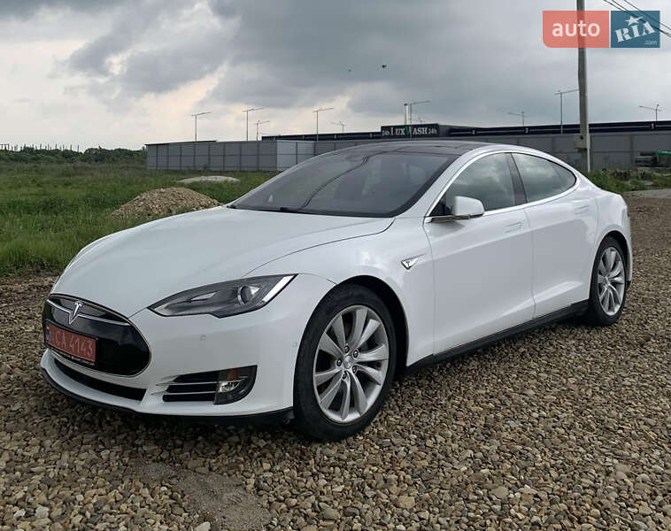 Лифтбек Tesla Model S 2015 в 