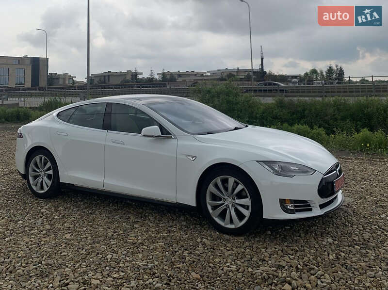 Лифтбек Tesla Model S 2015 в Львове