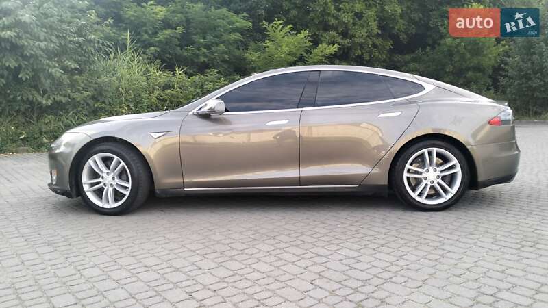 Ліфтбек Tesla Model S 2015 в Львові