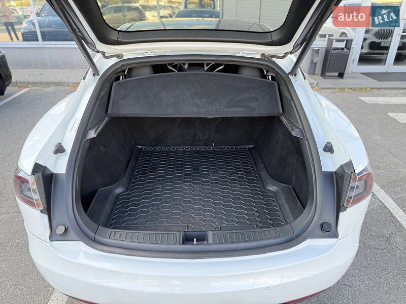 Ліфтбек Tesla Model S 2016 в Києві