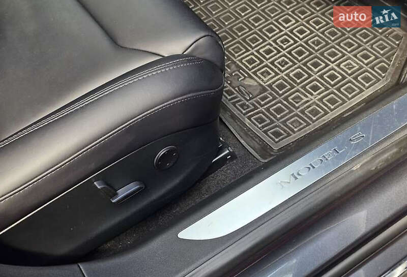 Лифтбек Tesla Model S 2018 в Киеве