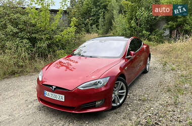 Ліфтбек Tesla Model S 2015 в Стрию