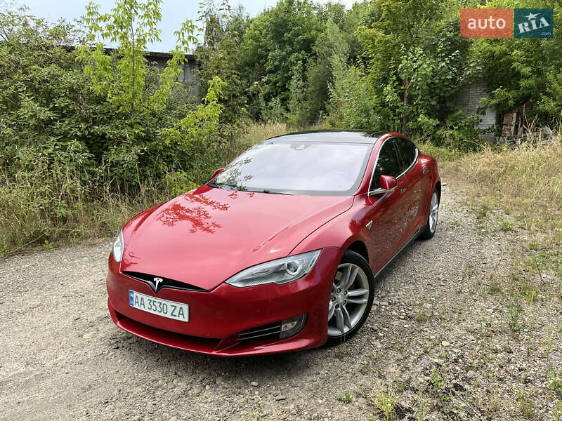 Лифтбек Tesla Model S 2015 в 
