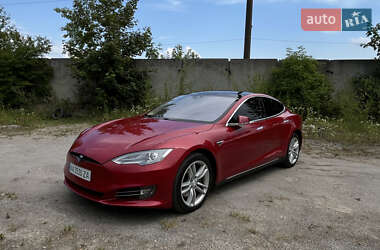 Лифтбек Tesla Model S 2015 в 