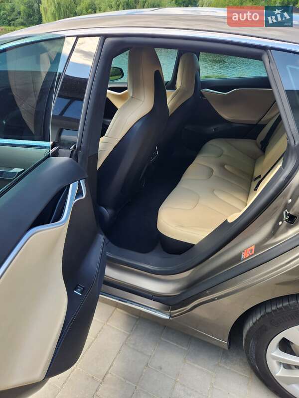 Лифтбек Tesla Model S 2016 в Виннице