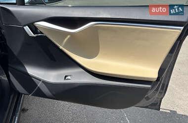 Лифтбек Tesla Model S 2017 в Львове