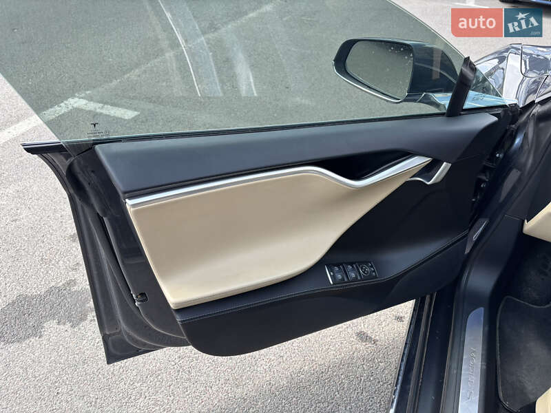 Ліфтбек Tesla Model S 2017 в Львові