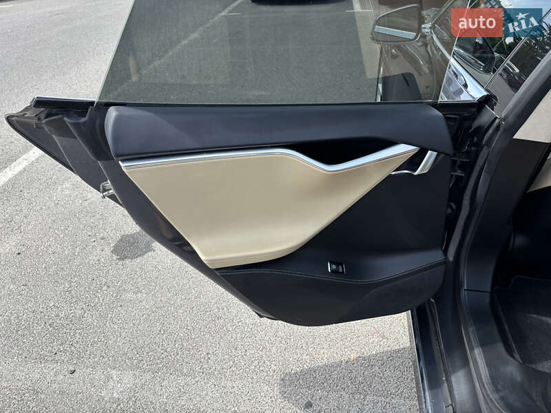 Ліфтбек Tesla Model S 2017 в Львові