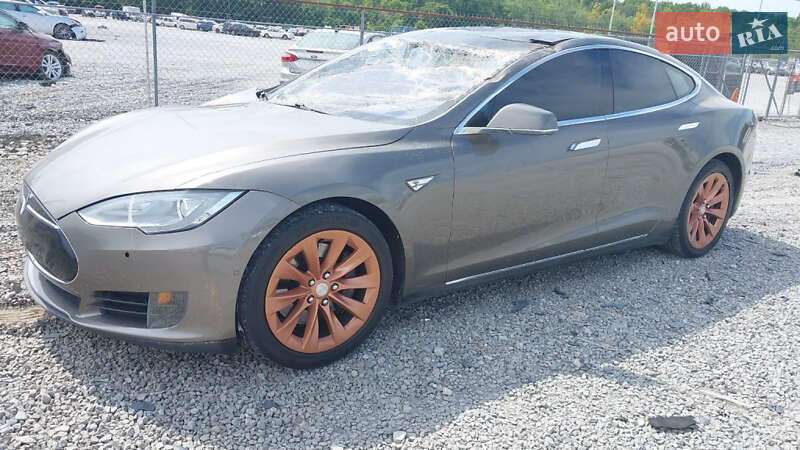 Ліфтбек Tesla Model S 2016 в Львові