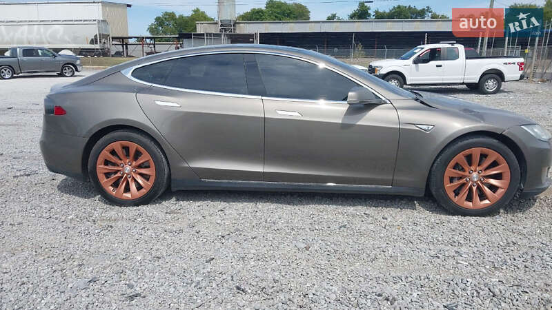 Ліфтбек Tesla Model S 2016 в Львові