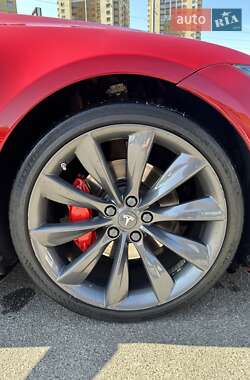 Лифтбек Tesla Model S 2014 в 