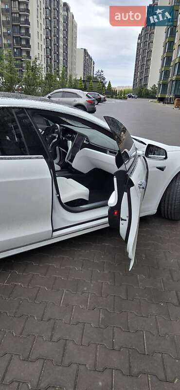 Лифтбек Tesla Model S 2017 в Киеве