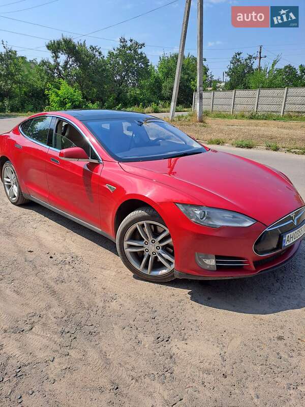 Лифтбек Tesla Model S 2015 в 