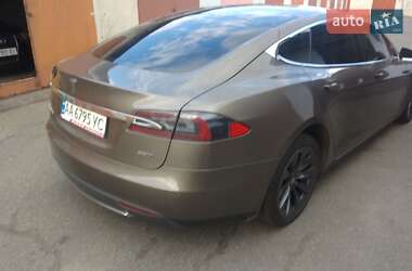Лифтбек Tesla Model S 2015 в 