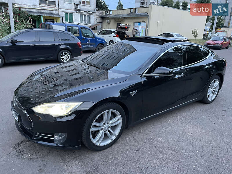 Лифтбек Tesla Model S 2014 в 