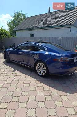 Лифтбек Tesla Model S 2015 в 