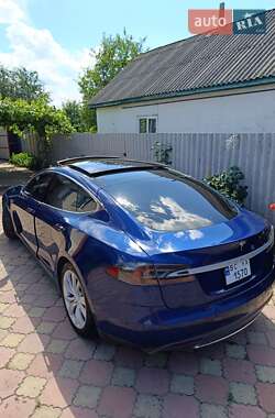 Лифтбек Tesla Model S 2015 в 