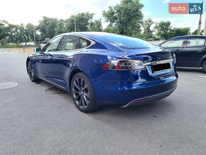 Лифтбек Tesla Model S 2016 в Киеве