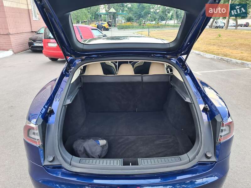 Лифтбек Tesla Model S 2016 в Киеве
