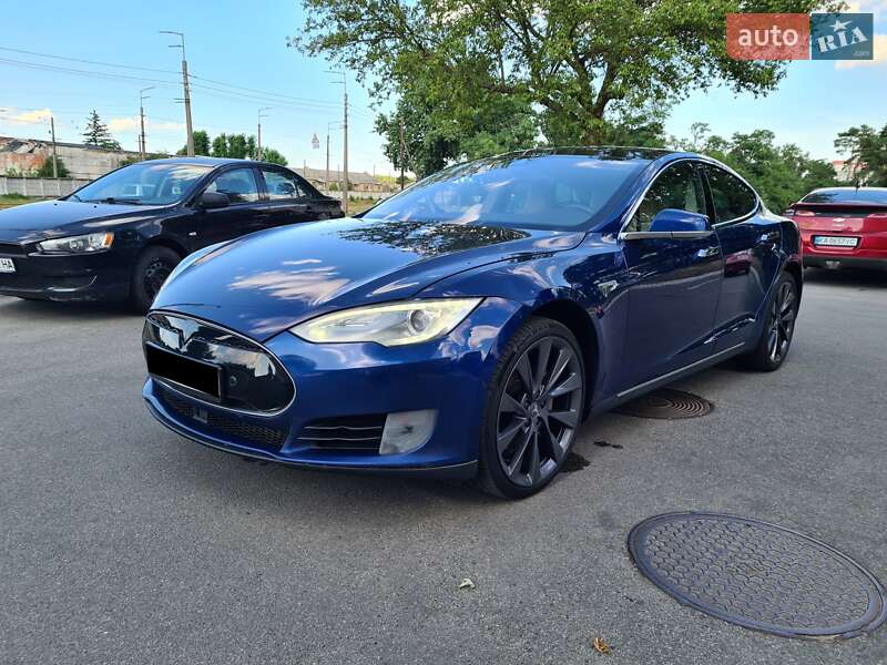 Лифтбек Tesla Model S 2016 в Киеве