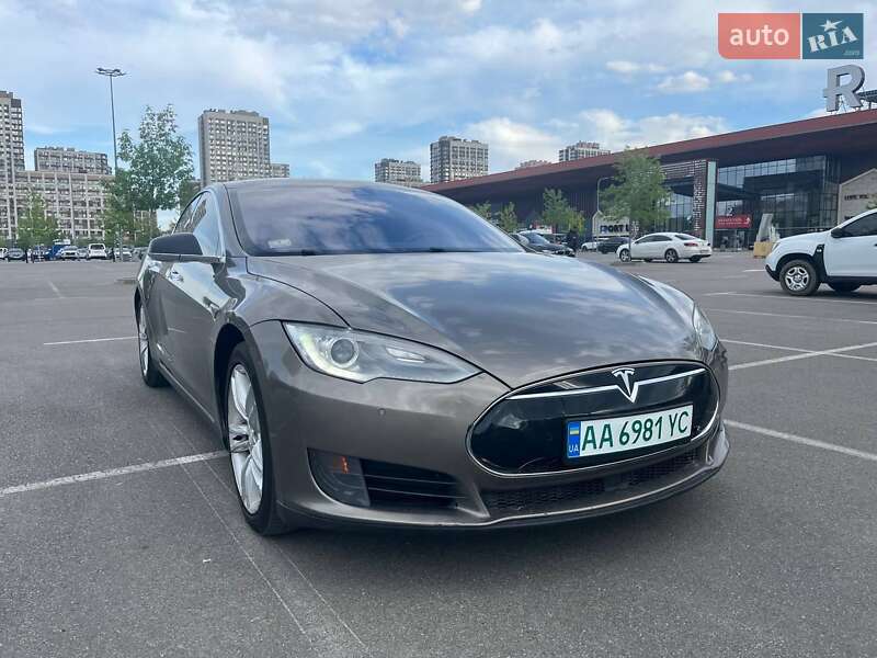 Лифтбек Tesla Model S 2015 в Киеве