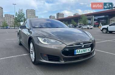 Лифтбек Tesla Model S 2015 в 
